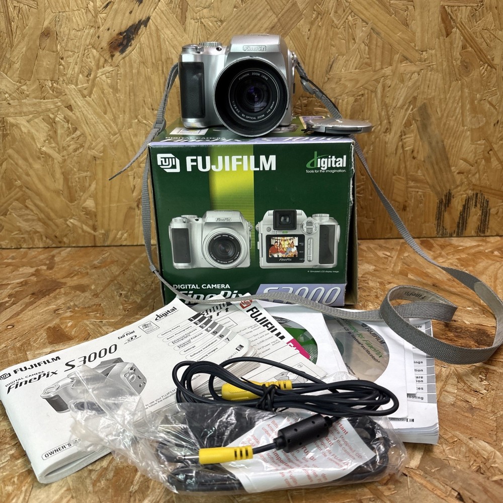 Fujifilm Finepix S3000 Digital Camera & Box - Working