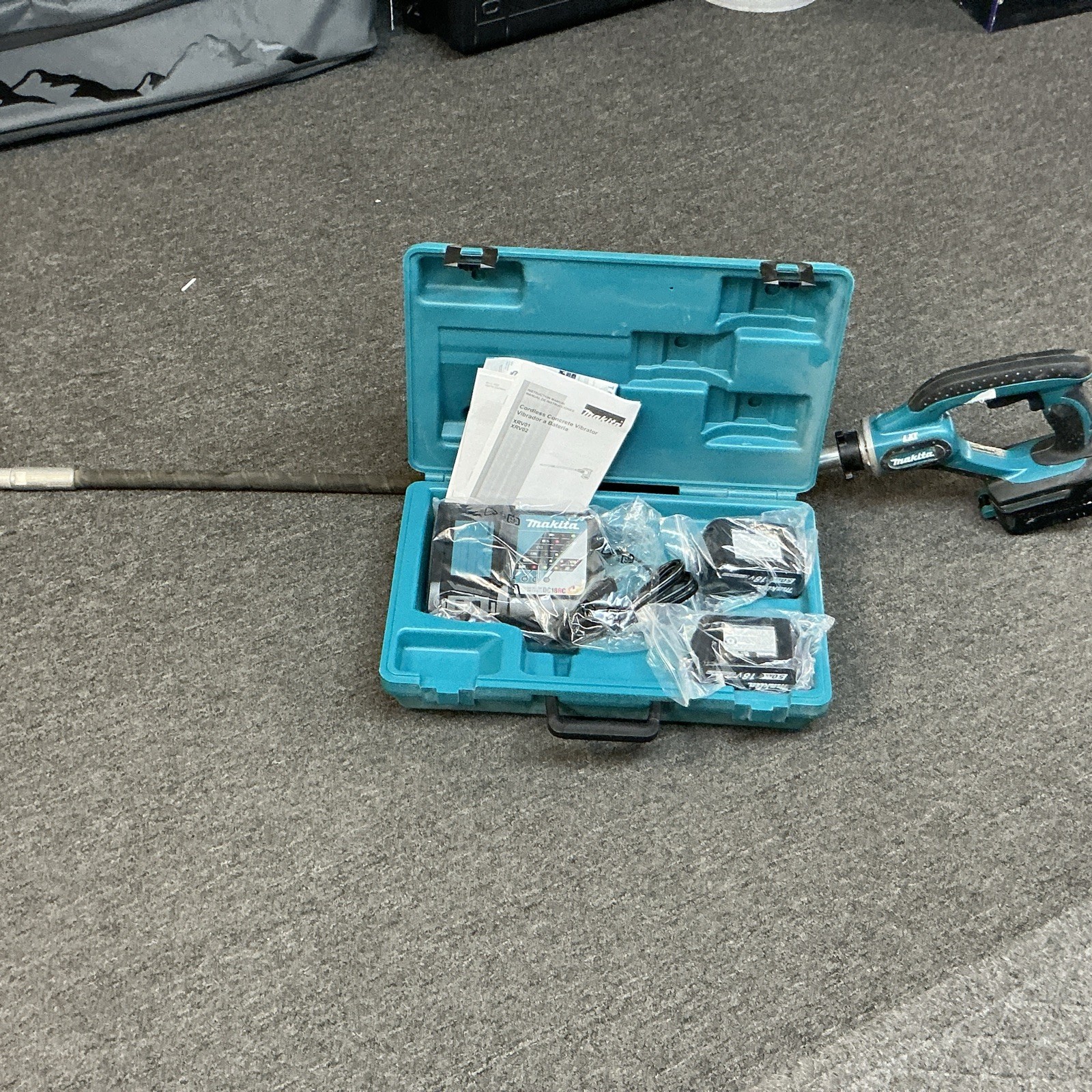 Makita XRV02T 18V Cordless 8' Concrete Vibrator Kit