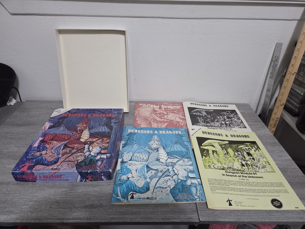 Vintage Dungeons & Dragons TSR Games Dice & Basic Box Set 3rd Edition 1979 Read
