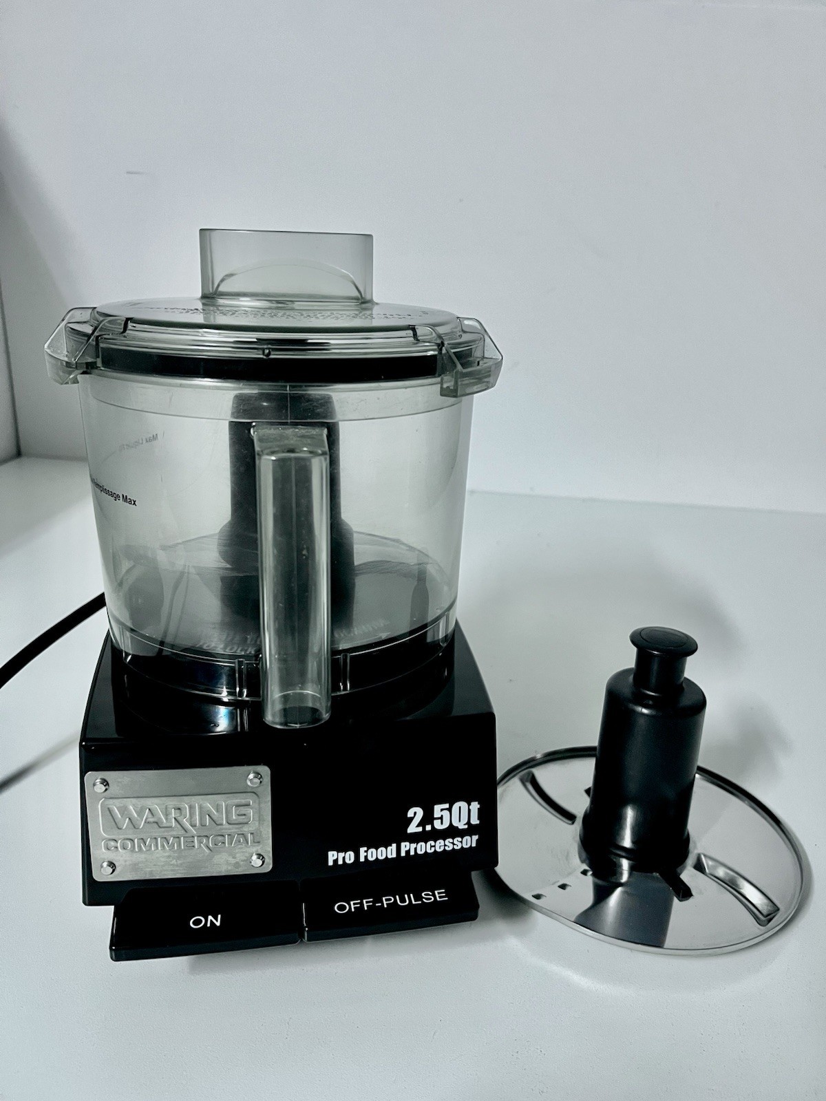 Waring Commercial WFP11SW 2.5 Qt Food Processor - LiquiLock Seal 3/4 HP Motor