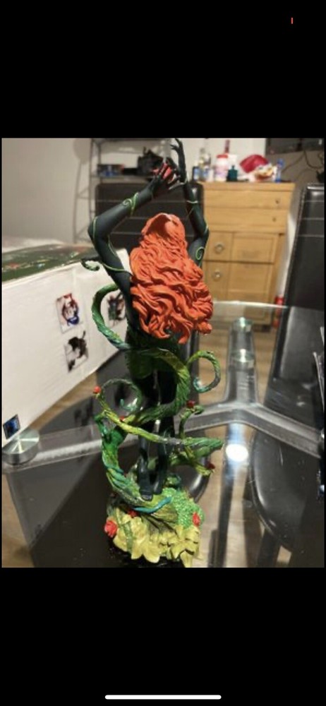poison ivy statue - Batman