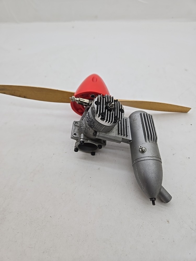 Thunder Tiger Pro 40 w/Muffler M8