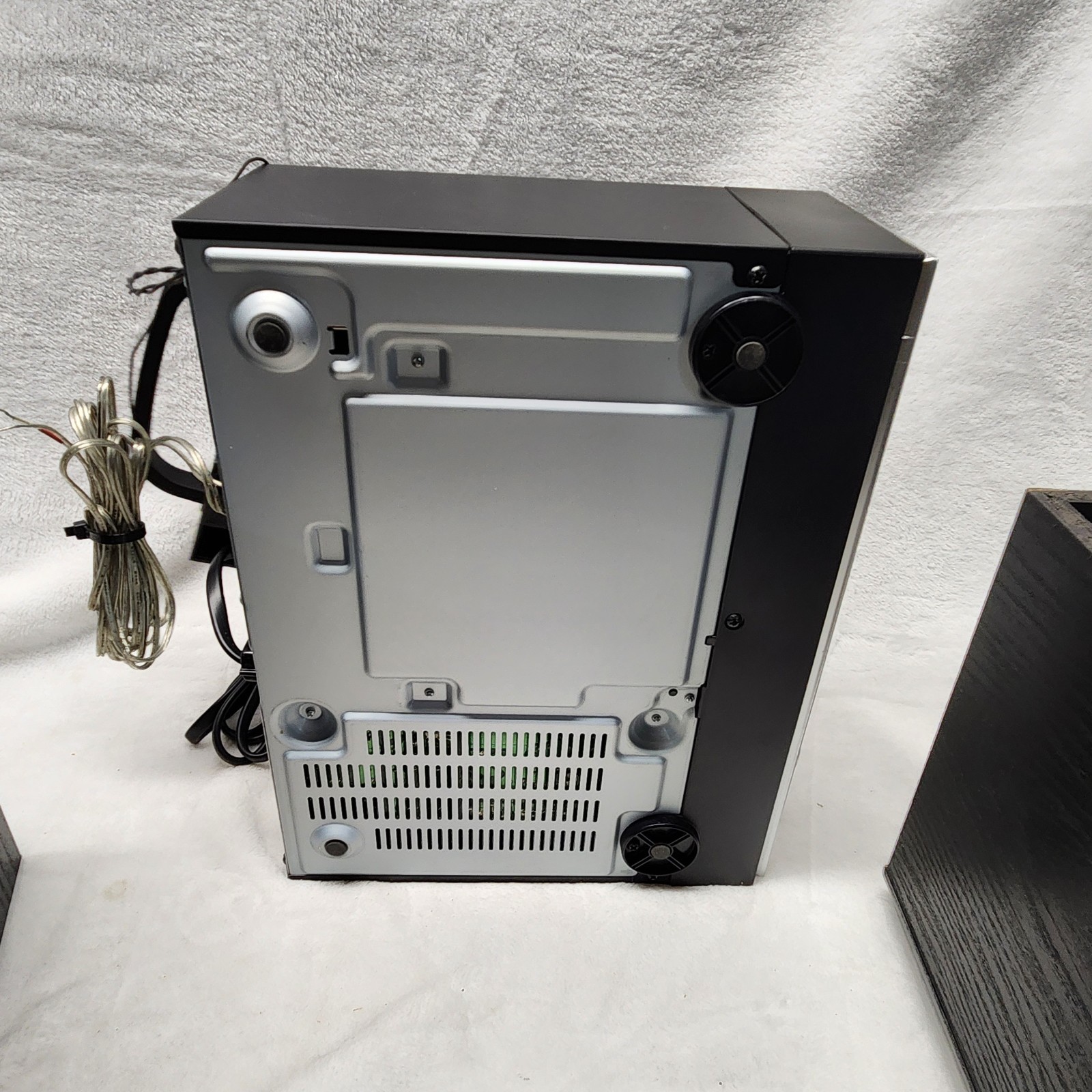 Sony CMT-SBT100 Stereo Sound System With Speakers CD/Radio/Bluetooth Works Great