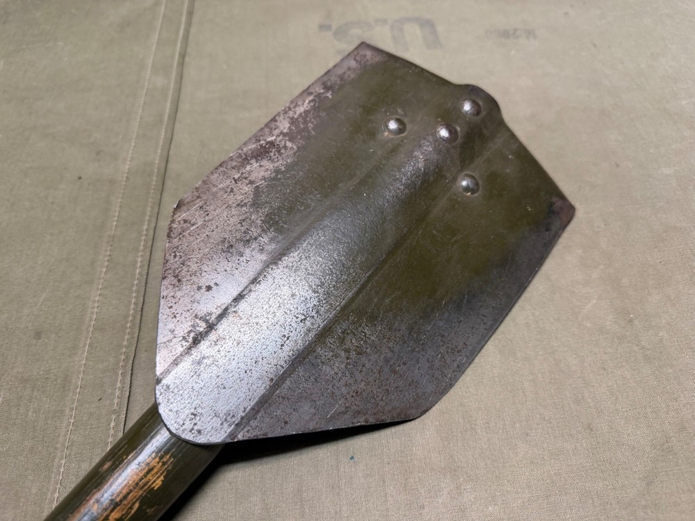 ORIGINAL WWII US ARMY M1943 COMBAT FIELD FOLDING SHOVEL-DATED 1944, AMES