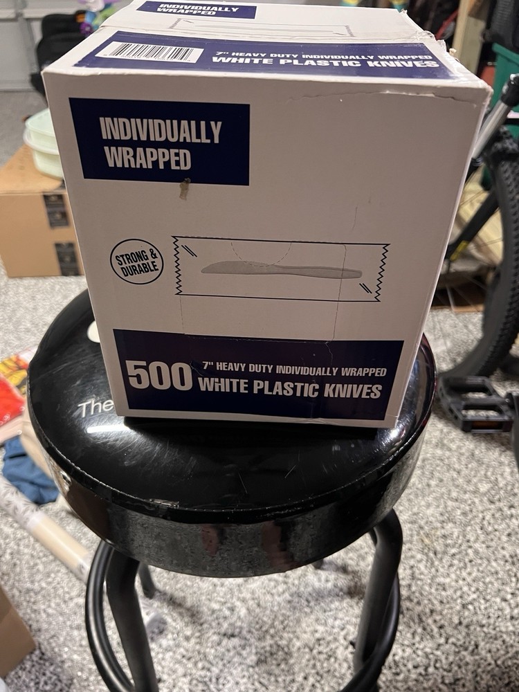 White Plastic Knives 500 Count