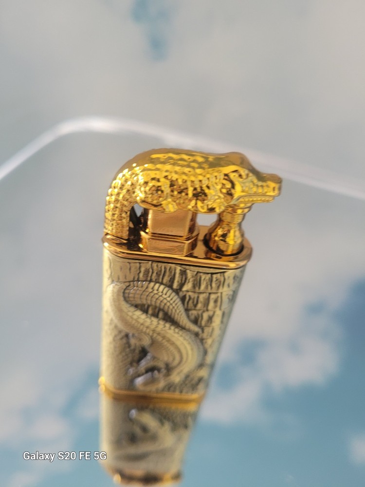 Alligator cigarette lighter
