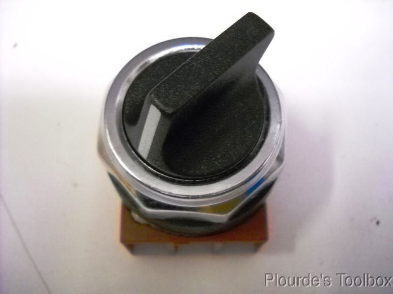 New Siemens 2-Postion Selector Switch 3SB03-2MKBX2