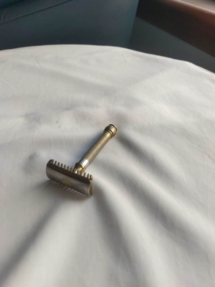 Gillette Old Type Open Comb DE Safety Razor Gold and Silver Tone (No Date Code)