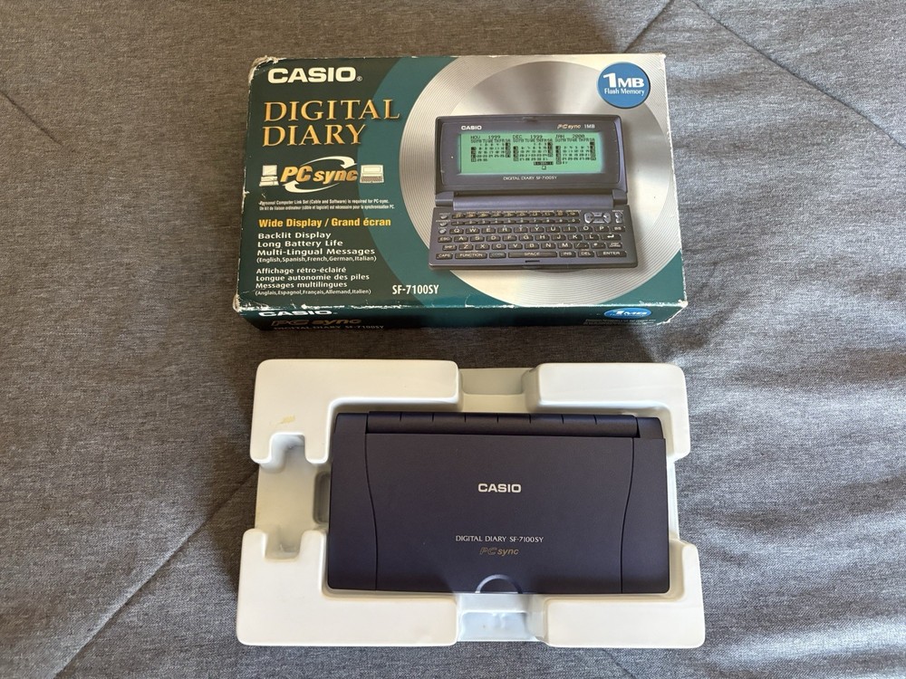 Casio Digital Diary SF-7100SY - 1MB - PC SYNC - W/ Box + Plastic Insert - TESTED