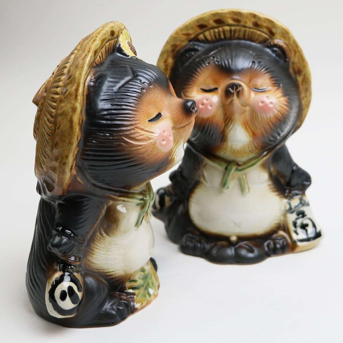 Shigaraki Ware Kiss Tanuki Pair Raccoon Dog Love Couple Pottery Ware Lucky Charm