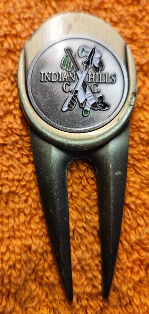 INDIAN HILLS C.C. DIVOT TOOL & BALL MARKER