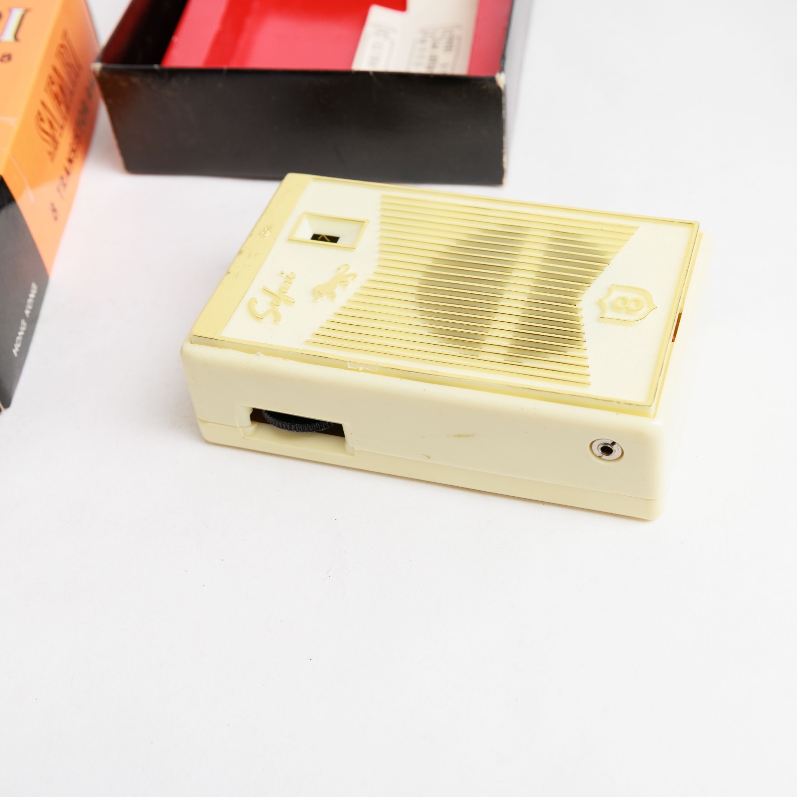 Vintage Safari 8 Transistor Radio Working