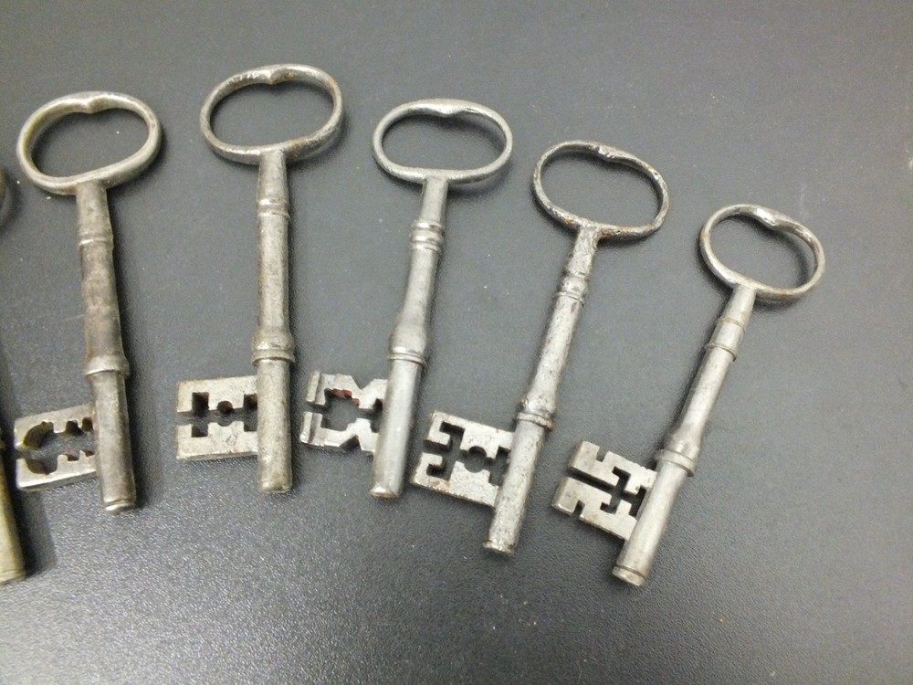 EIGHT ANTIQUE IRON WARDED KEYS .
