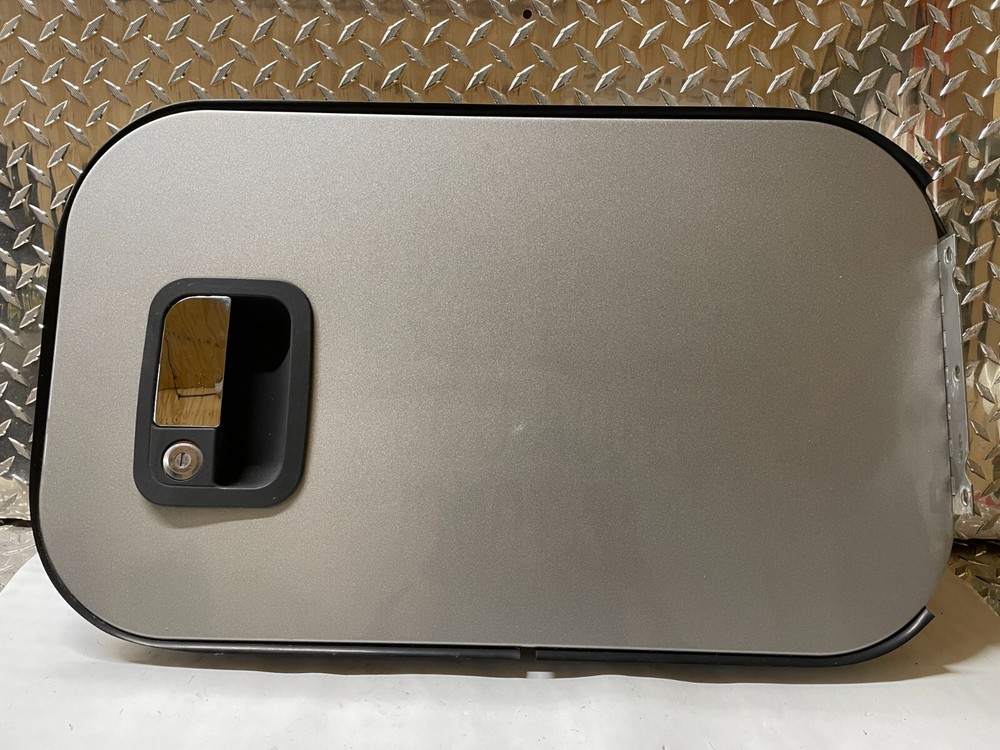 Kenworth T680 Right/ Passenger - PAINT CODE L3875EB SILVER