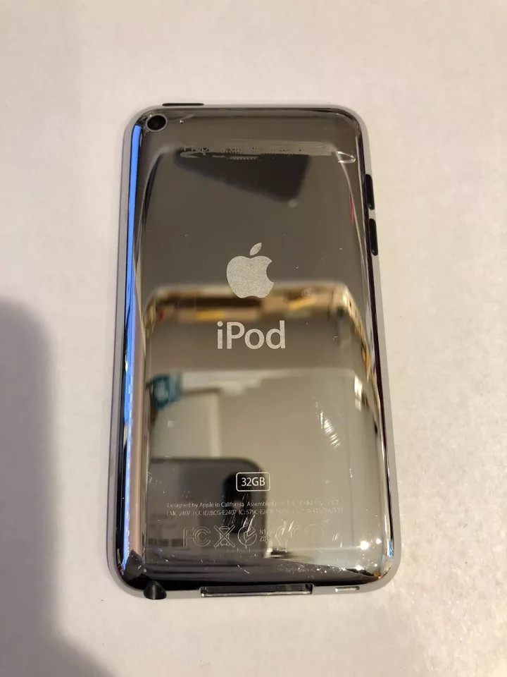 Apple iPod touch 4th Generation Black (32 GB) - Good Condition A+