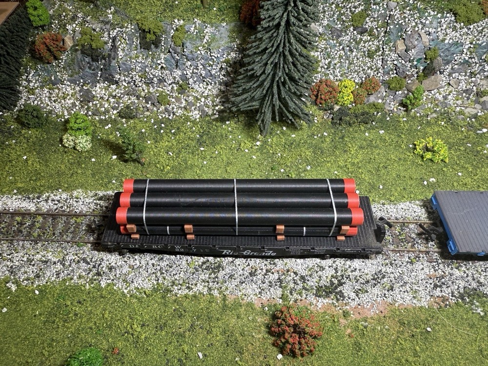 1:87 Ho Scale 30ft Black/Red Tipped Pipe Load (4.5in)- Short Stack
