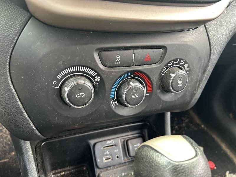 CHEROKEE 2016 Fuse Box Cabin 104581570