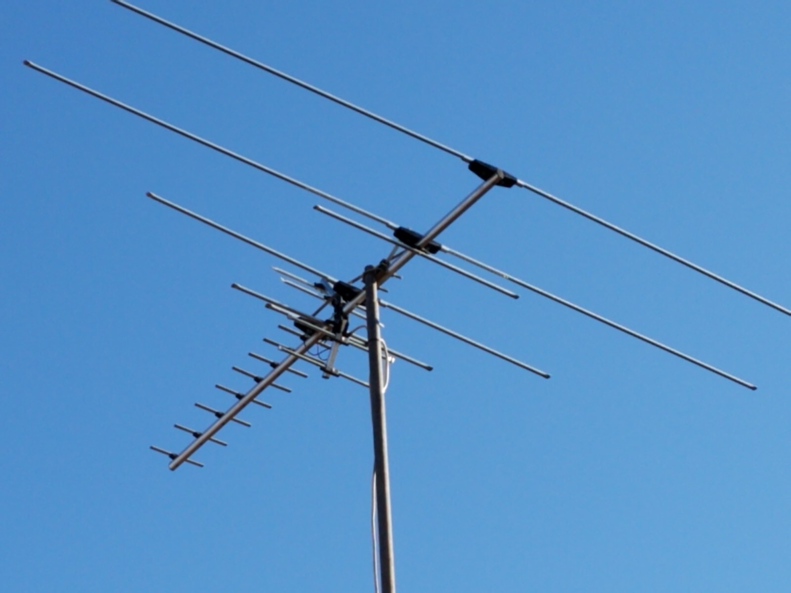 250 Mile Long Range HDTV1080p Outdoes 990 m TV Antenna Digital UHF/VHF FM Radio