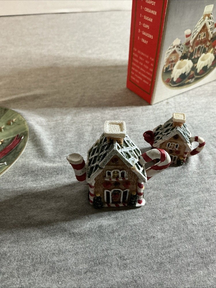 Poly Holiday House Tea set