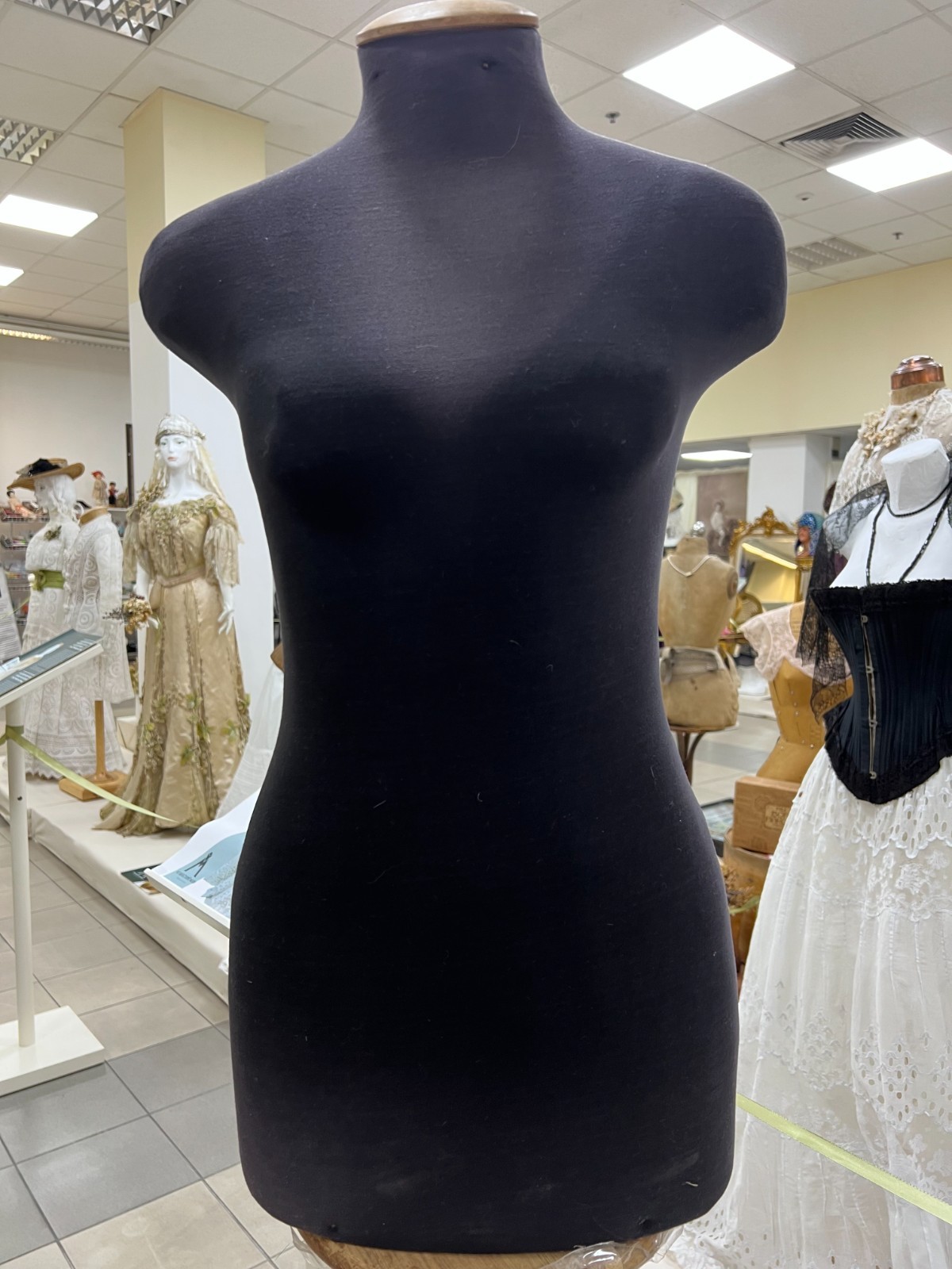 Vintage mannequin for women's clothing, 1940-1950.