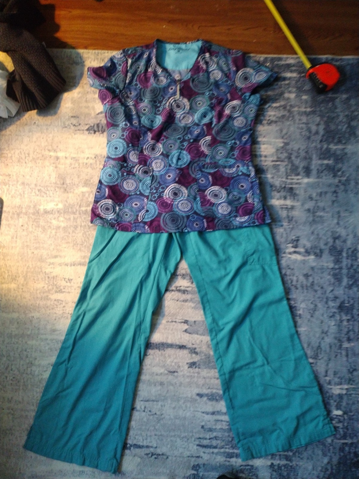 SET OF 2SCRUB TOPS AND MATCHING PANTS FOR BOTH IN MED.