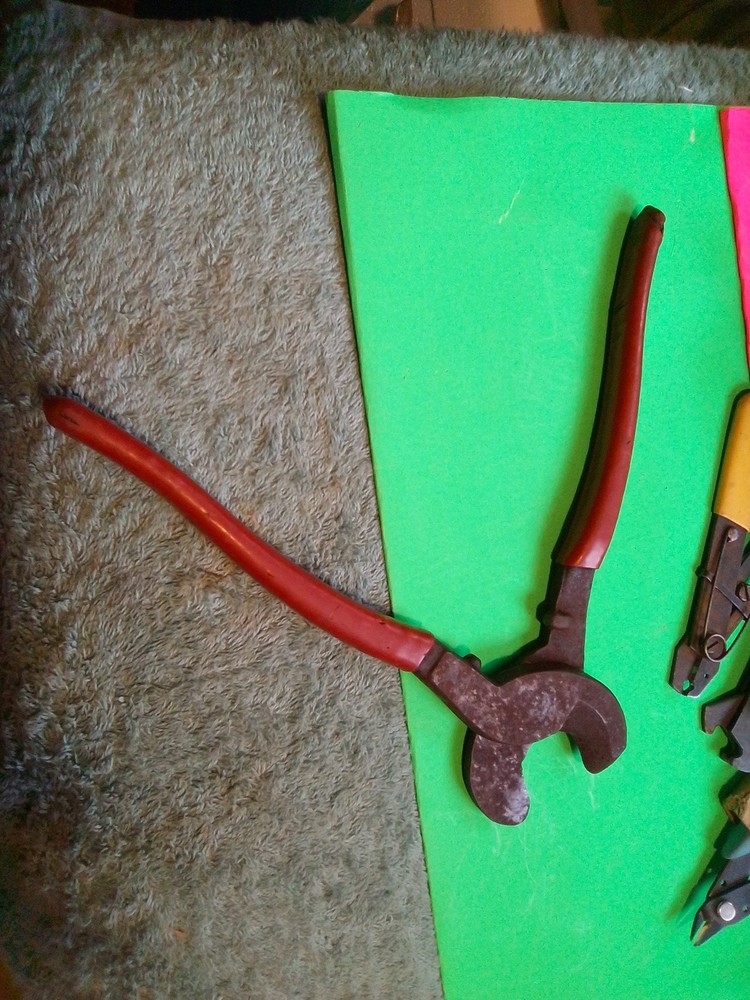 KLEIN TOOLS 9 1/2” CABLE CUTTERS #63050 U.S.A. Used