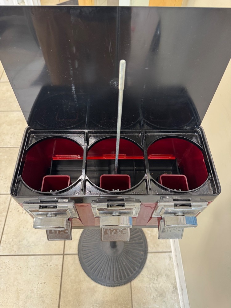 LYPC Triple Gumball/Candy Machine with 2 keys.