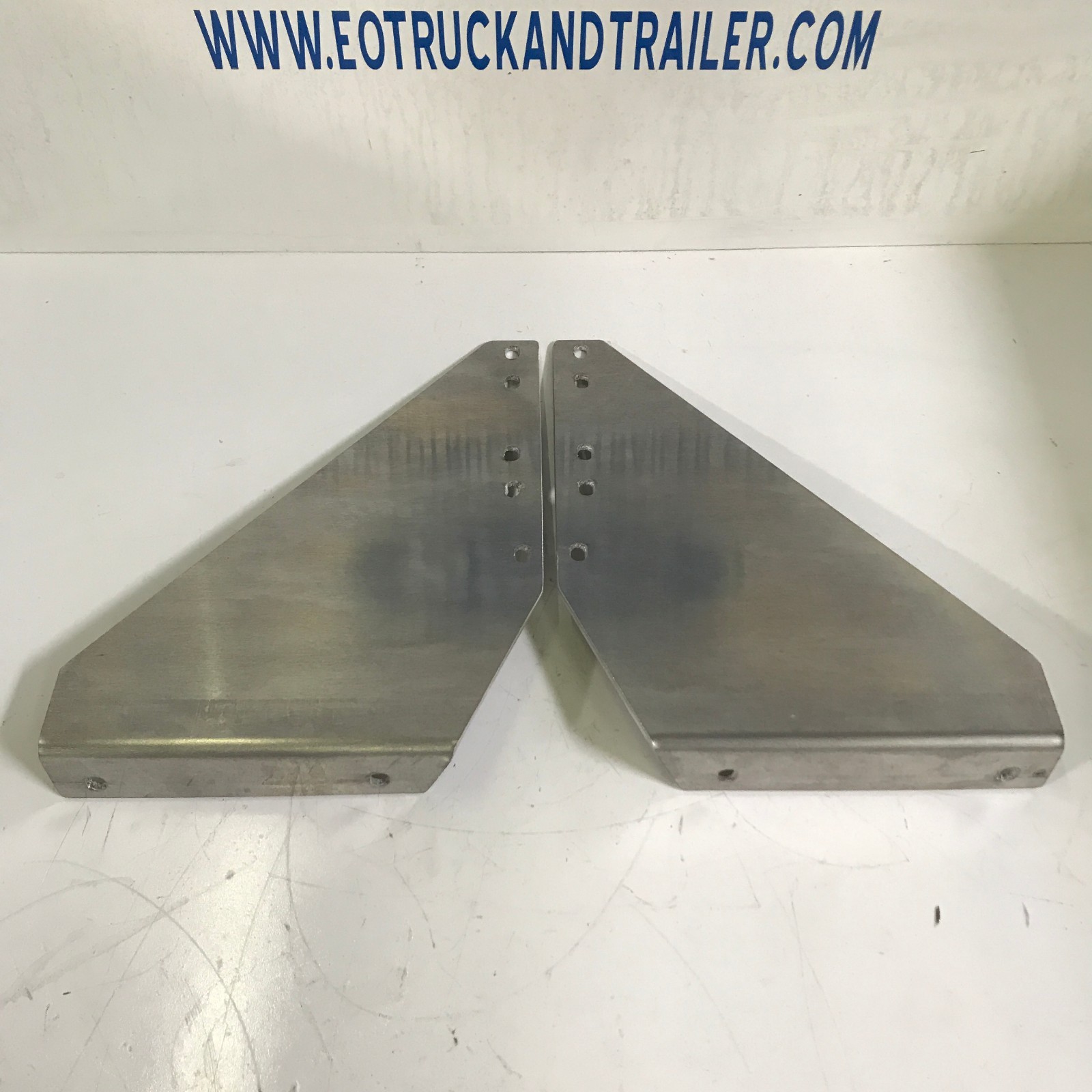 KENWORTH Battery Box Step Brackets - 1 Pair