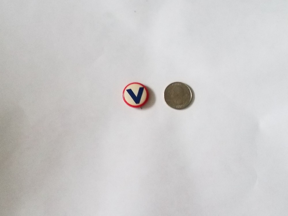 WW2 Victory -V- Pinback Vg-Ex