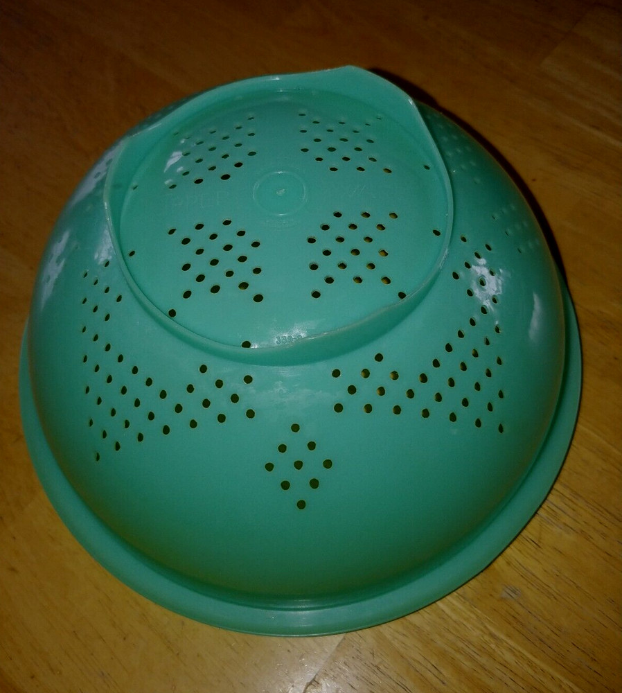 TUPPER WARE GREEN STRAINER WITHOUT THE LID-9" DIAMETER-GENTLY USED