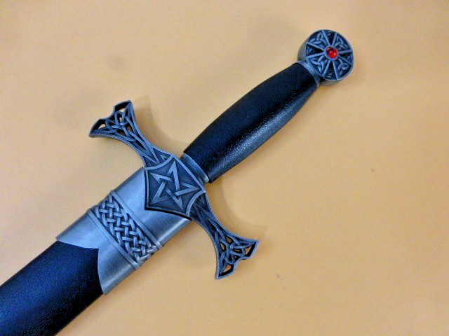 Knotted Celtic Dagger Replica Unsharpened New in Box