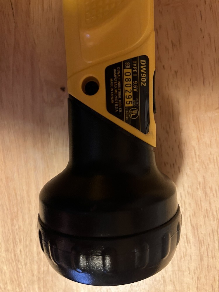 DEWALT DW902 - 9.6 Volt Cordless Flashlight Work Light Tool Only
