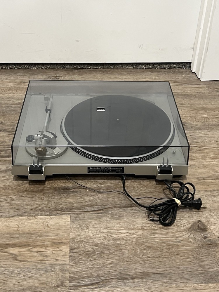 Technics SL-D30 Automatic Direct Drive Automatic Turntable Powers On & Spins