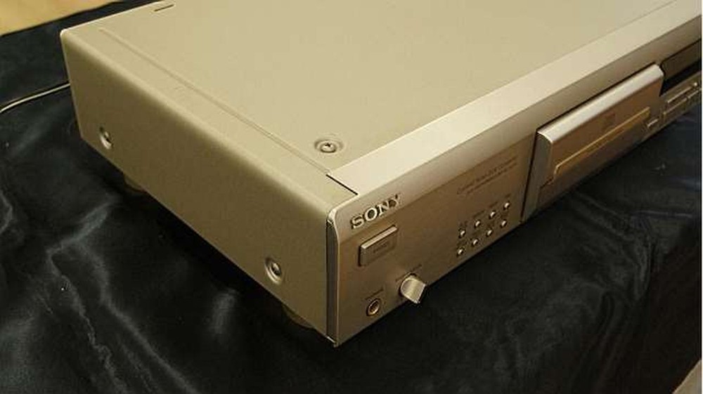SONY CDP-XE900 | Compact Disc (CD) Player in Good Condition
