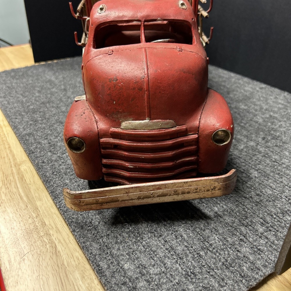 Antique Metal Fire Engine. Removable Side Ladders. In Good Condition .￼