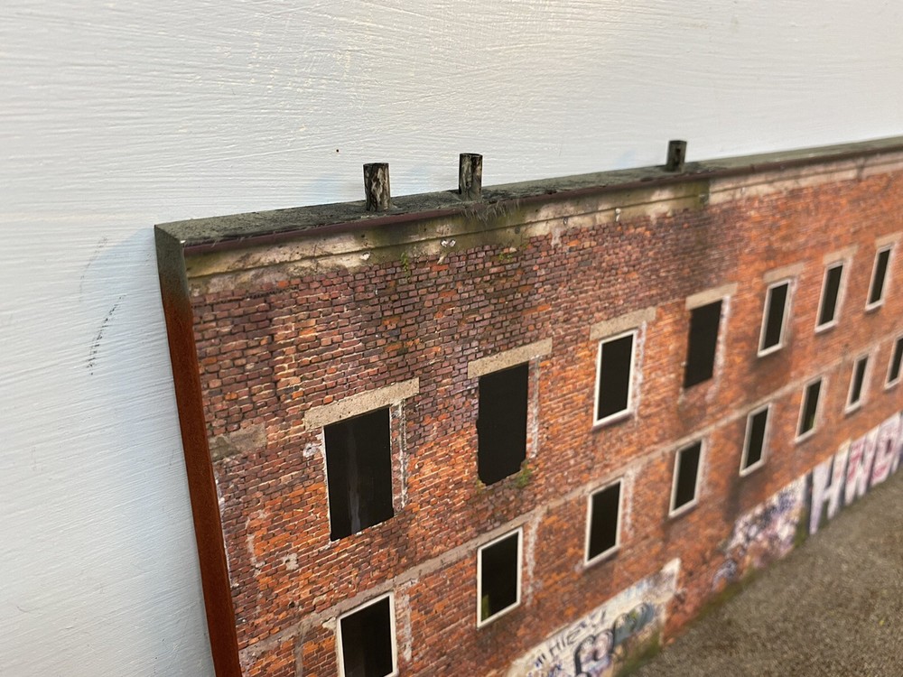 HO Scale ABANDONED GRAFFITI FACTORY Building Flat/Front Walthers