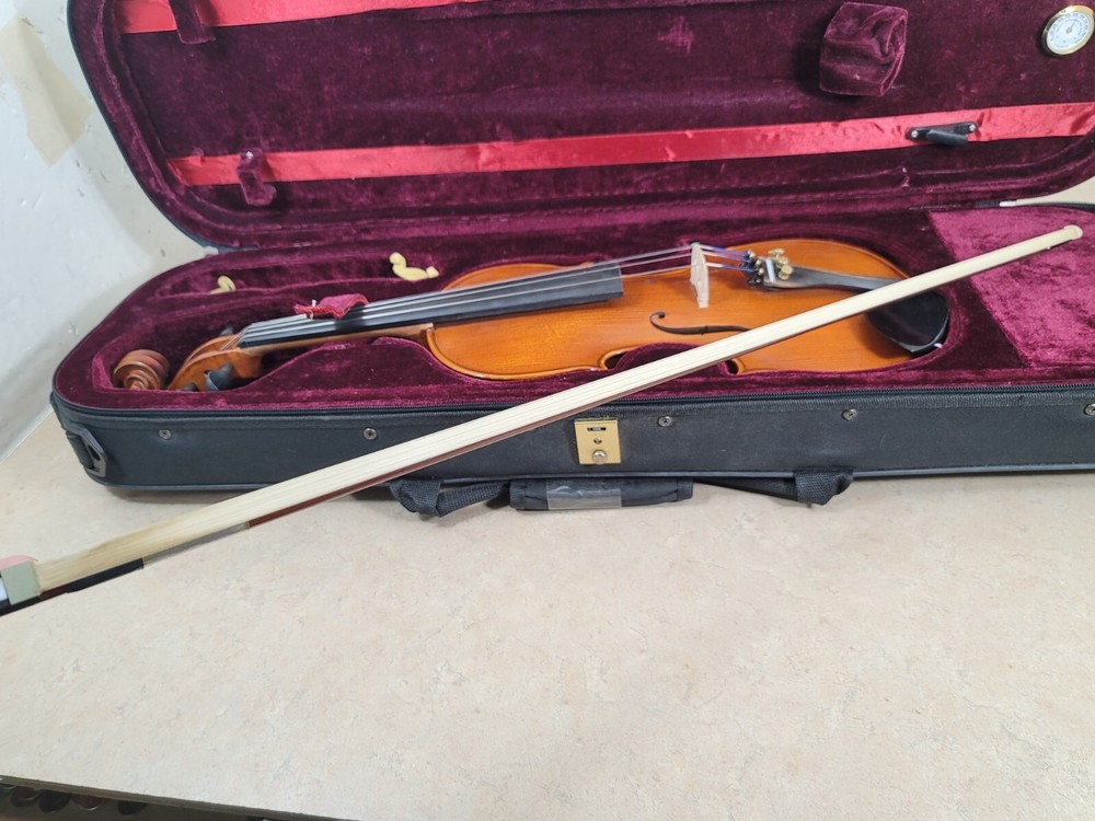Gotthardt VSF by Stravari 4/4 Violin with Case