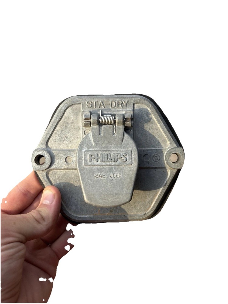 Phillips 15-752 7 Pin Flush Mount Semi Trailer Socket with Circuit Breakers