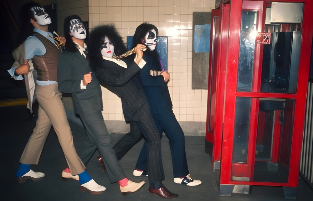 11x17 Kiss Ace Frehley Poster Dressed to Kill NYC Photoshoot Entering Phonebooth