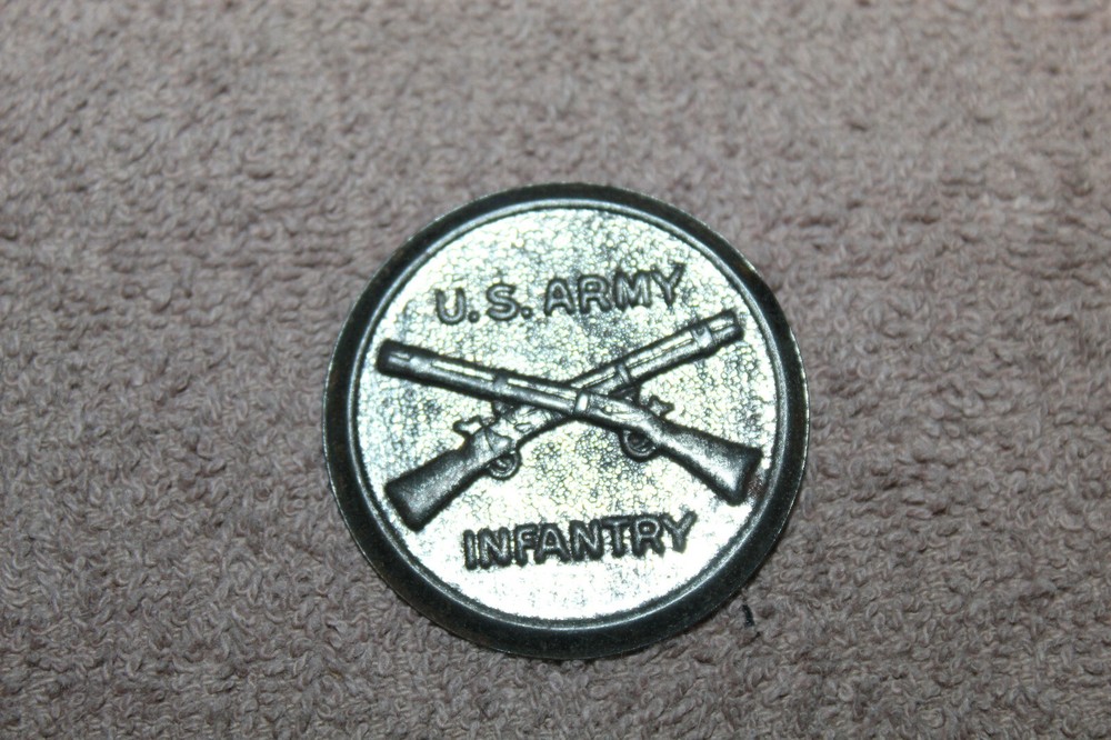 Original WW2 "U.S. Army Infantry" (Crossed Rifles) Round Tin Badge w/Rear Pin