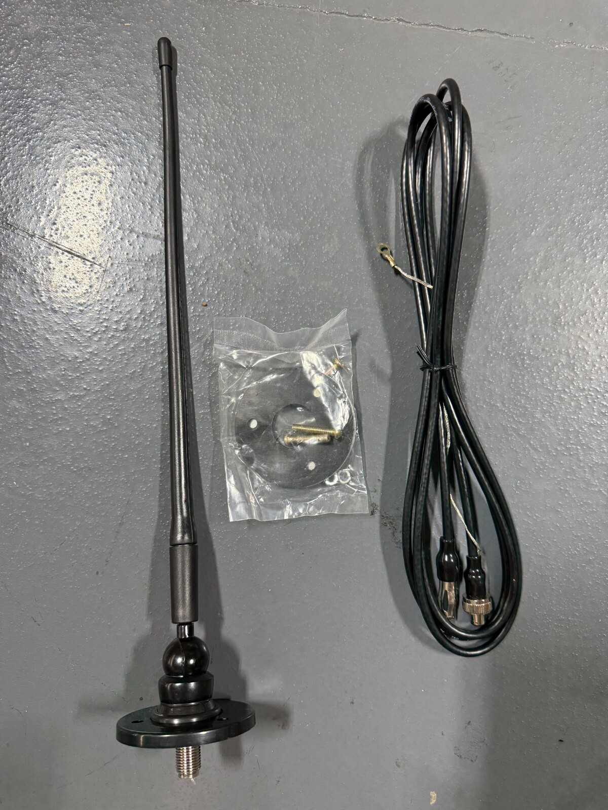 Magnadyne AM/FM Recreational 15" Rubber Antenna, Model RV73