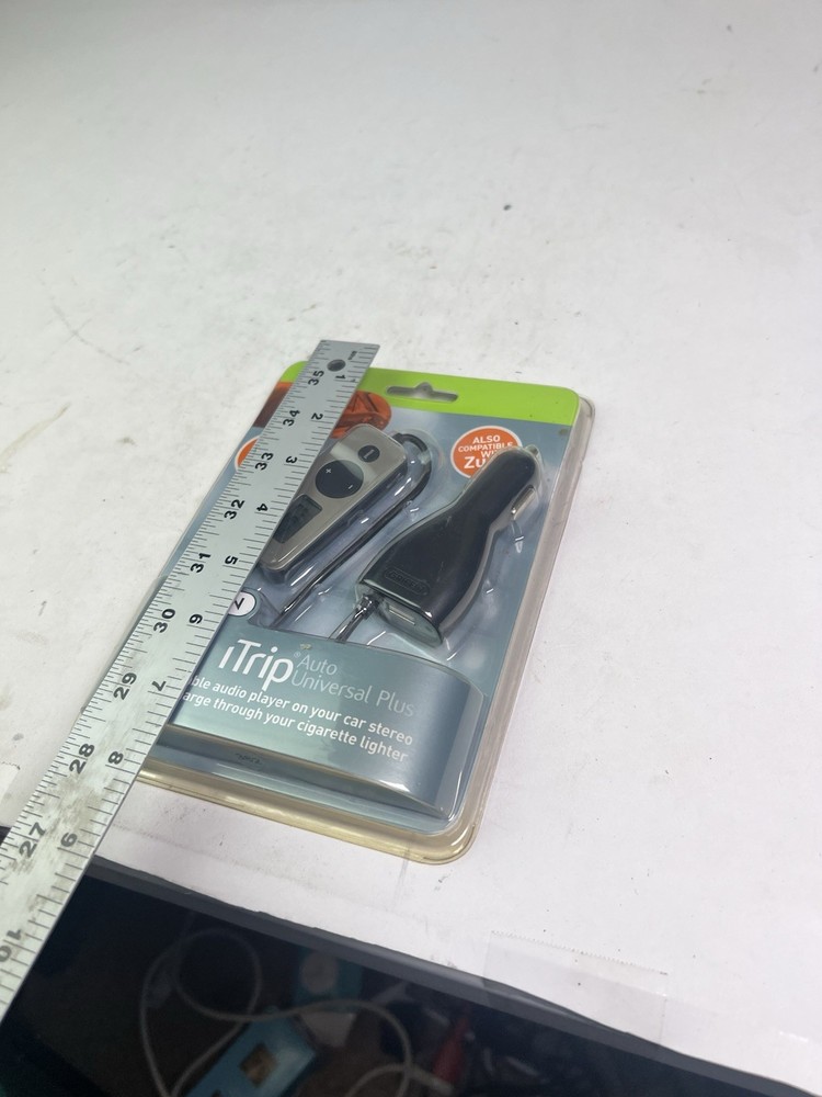 Griffin iTrip Auto Universal Plus FM Transmitter for iPod & Smartphone NEW