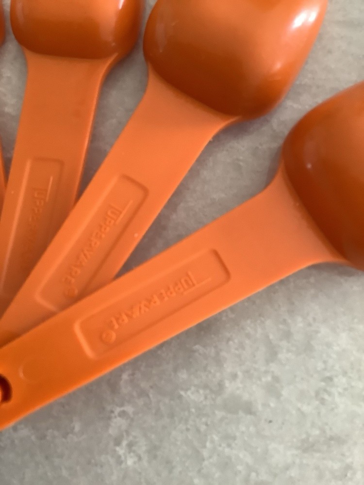 TUPPERWARE ORANGE MEASURING SPOON SET