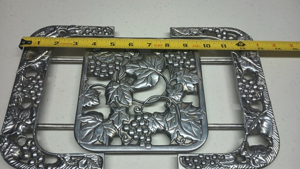 Lenox Grapevine Pattern Metal Expandable Trivet