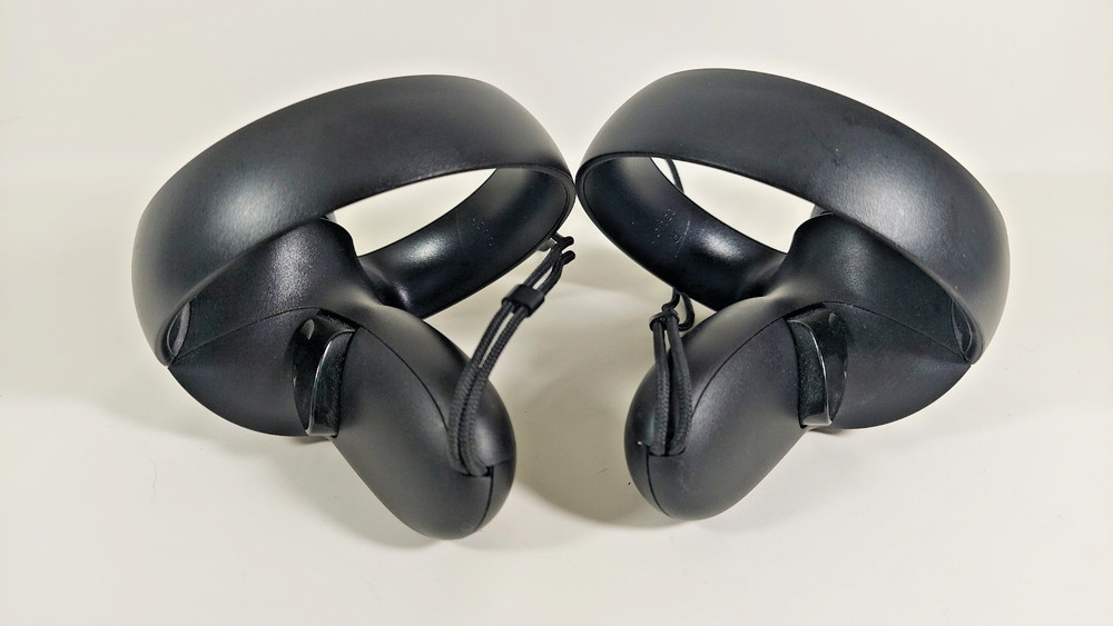 Oculus Rift CV1 VR With 3 sensors, 2 controllers, 1 headsets cable