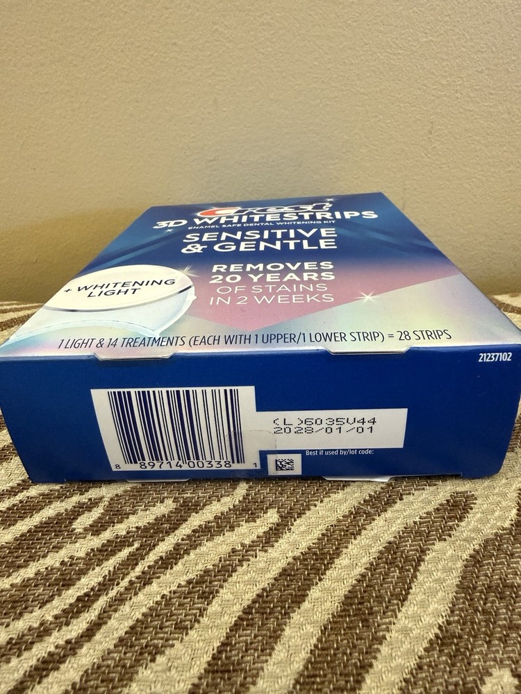 CREST 3D WHITESTRIPS SENSITIVE+LED LIGHT- 28 STRIPS - EXP: 2028