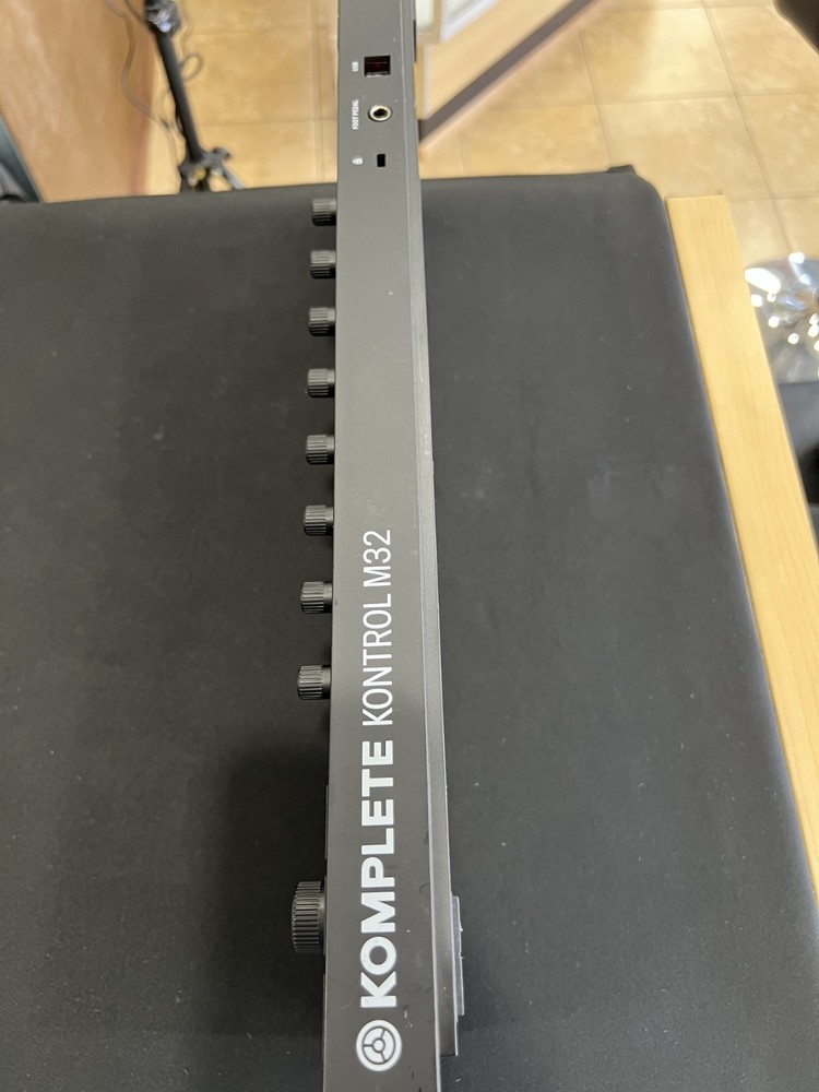 Native Instruments M32  Komplete Kontrol Keyboard Controller - SOLD AS IS