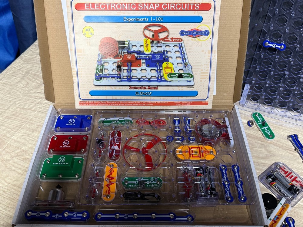Large Lot Electronic Snap Circuits Elenco Multiple Kits Lights, Electromagnet