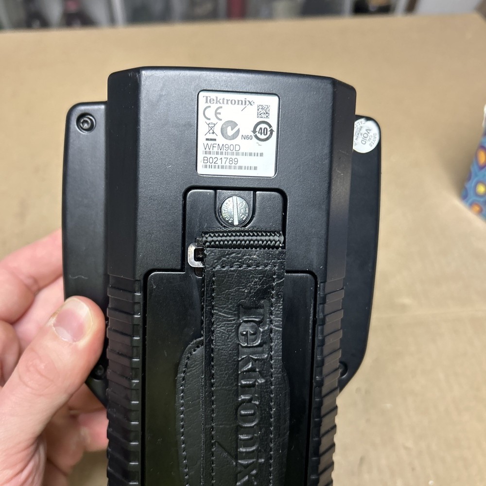 TEKTRONIX WFM90D PORTABLE HANDHELD VECTORSCOPE WAVEFORM MONITOTR