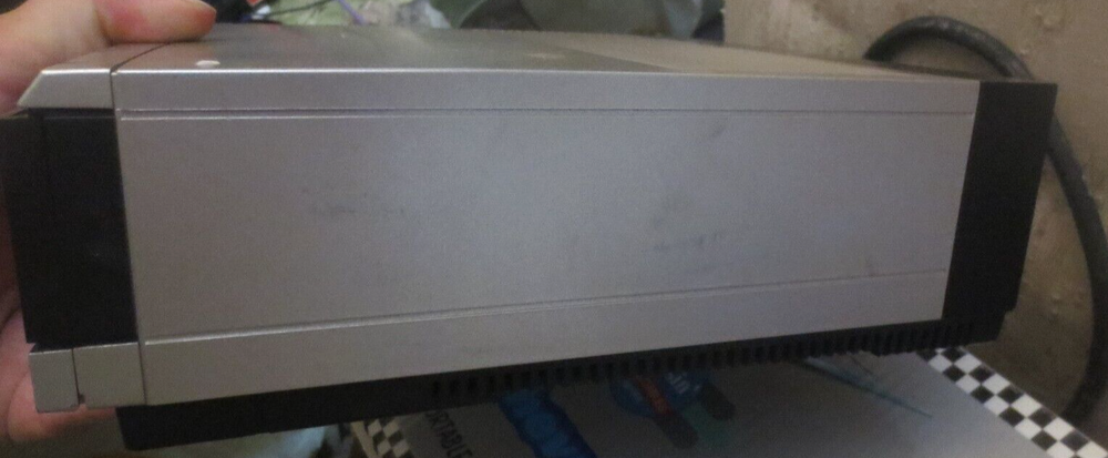 Vintage Hitachi Adjustomatic Random Access Tuner VT-TU8A powers on